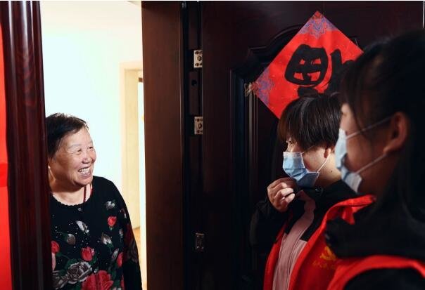 白山市浑江区江北街道青山湖社区网格长和物业服务人员为老人送温暖