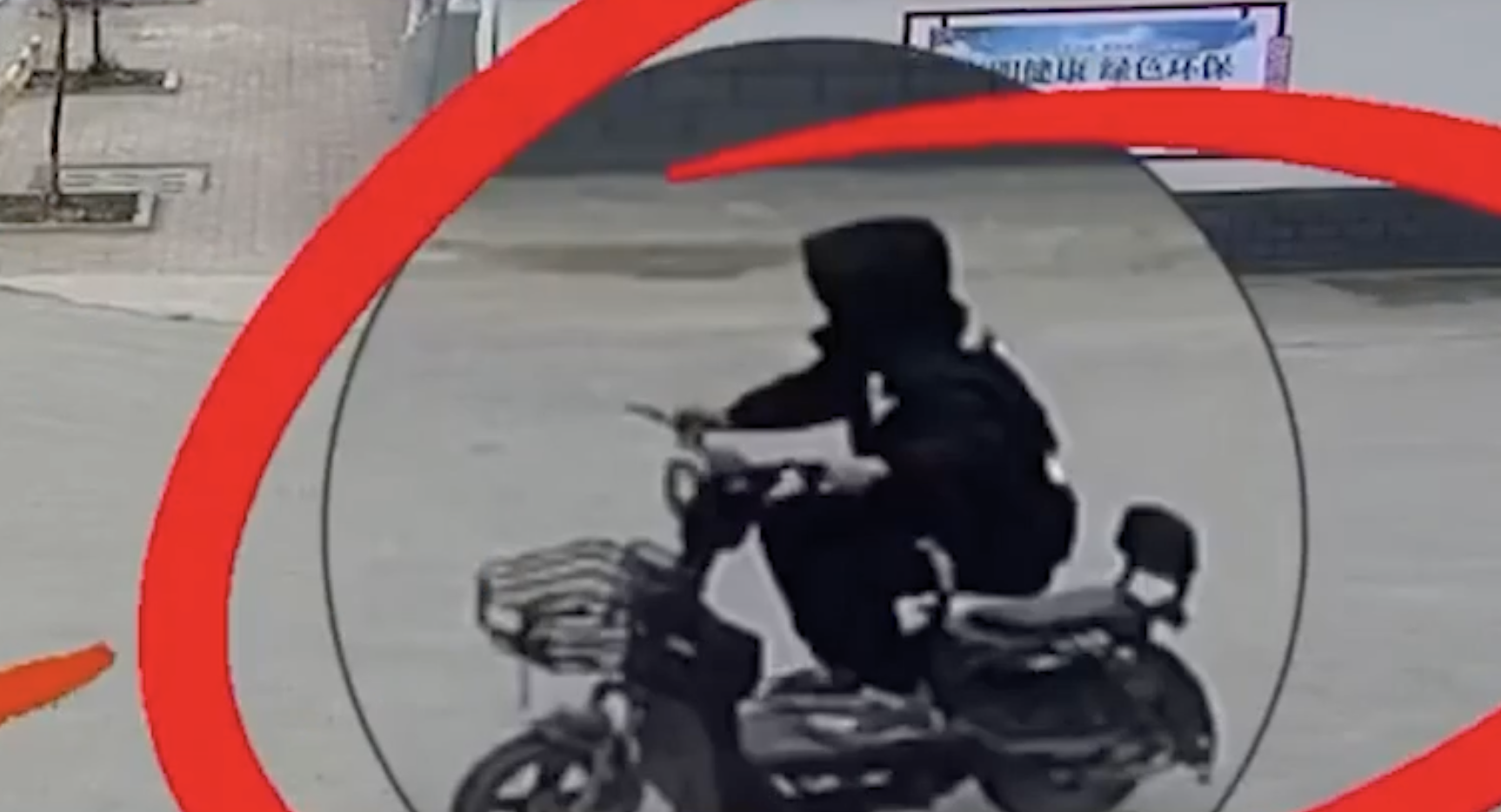 安徽淮南：13岁少年骑电动车衣帽遮挡视线直撞货车