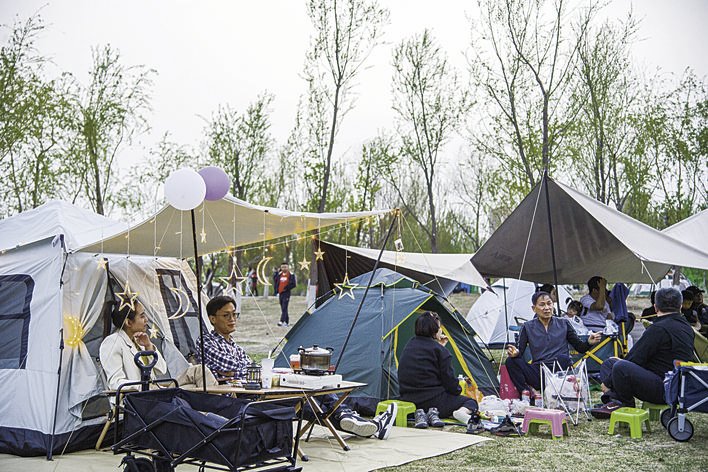 露营，成为家庭聚会、好友聚会的新方式。 本栏摄影 张扬