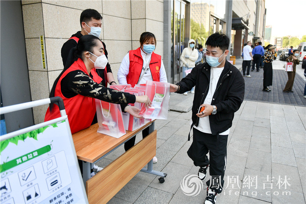 在长春市朝阳区，志愿者向市民发放垃圾分类宣传材料。凤凰网吉林 梁琪佳摄