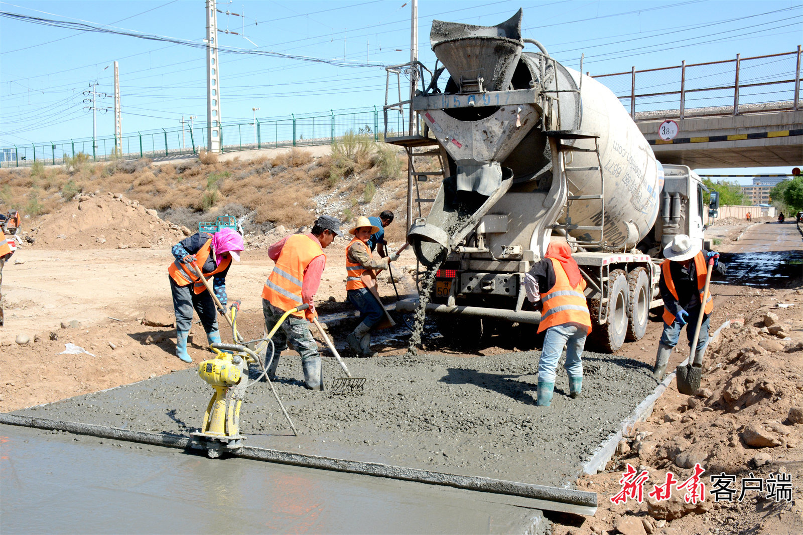 正在进行路面混凝土浇筑 新甘肃&middot;甘肃日报记者 金奉乾 摄