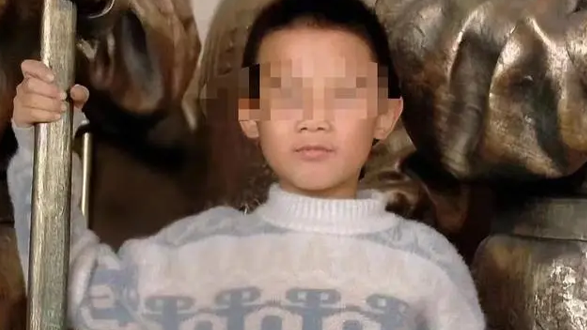 山西10岁被害男孩已下葬 ，近百村民送行，有人送来鲜花和玩具