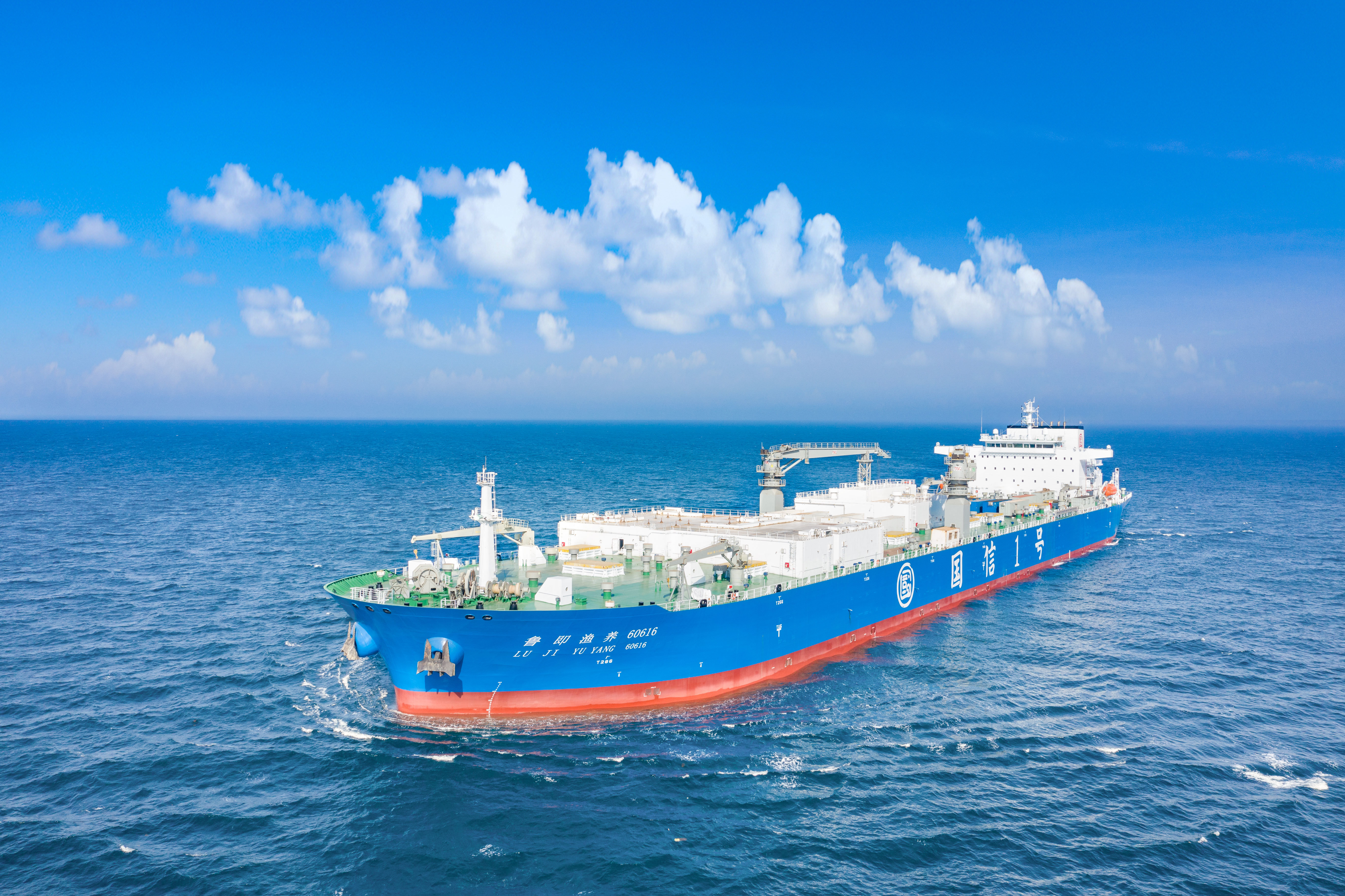 新一代养殖工船来临！ 全球首批15万吨级智慧渔业大型养殖工船“国信2-1号”“国信2-2号”建造签约仪式暨“国信1号”交付运营一周年纪念活动在青举办