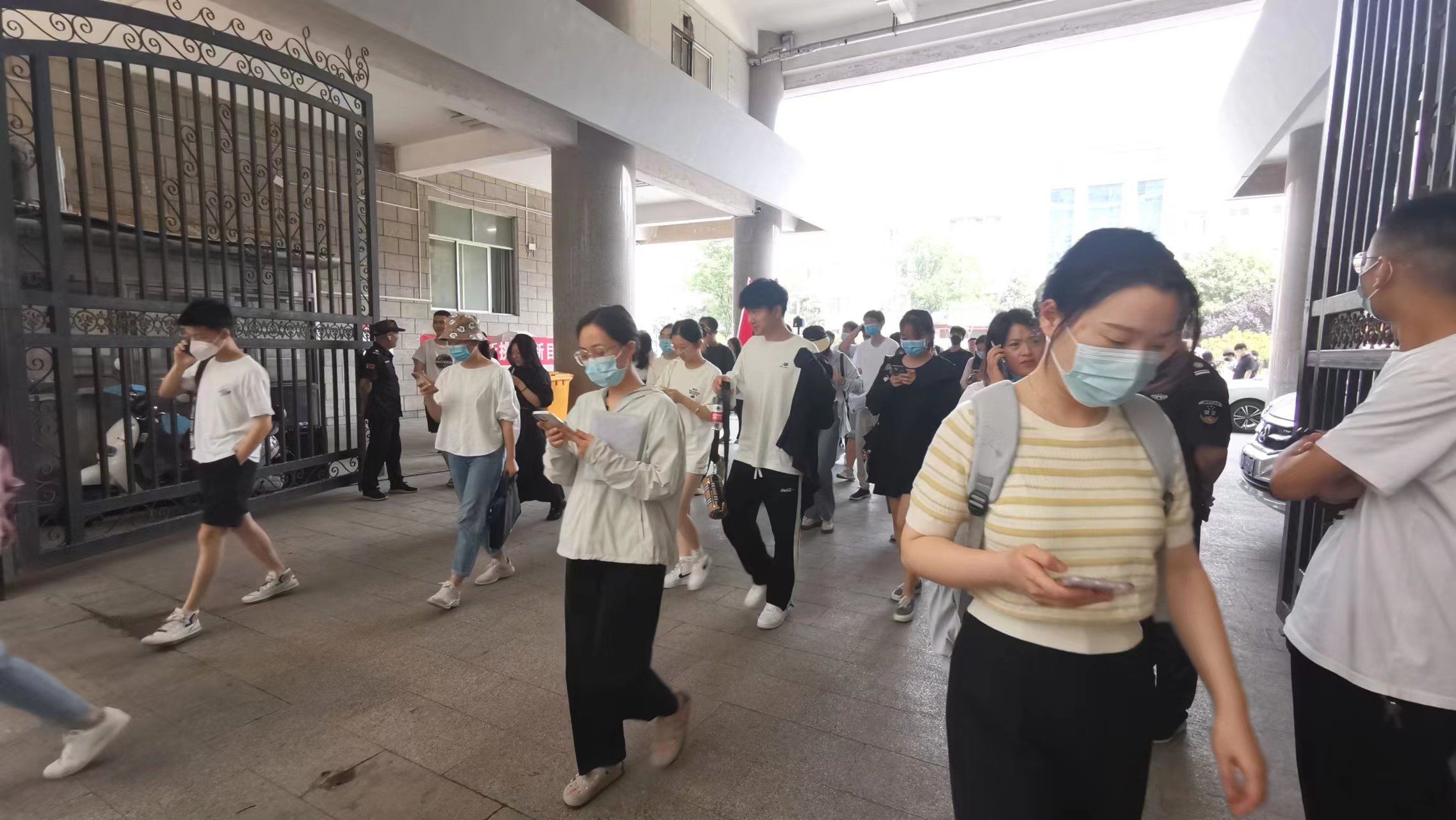 （考生们走出《职业能力测验》科目考场 张华婧摄）