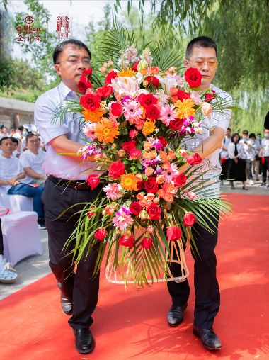 (圆明园管理处党组书记、主任邱文忠和全国政协委员、曾宪梓教育基金会理事长曾智明一同向曾宪梓雕像敬献花篮)