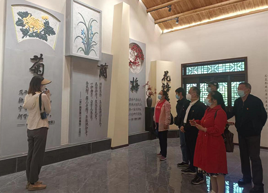 退休党员参观“花语廉心”展厅