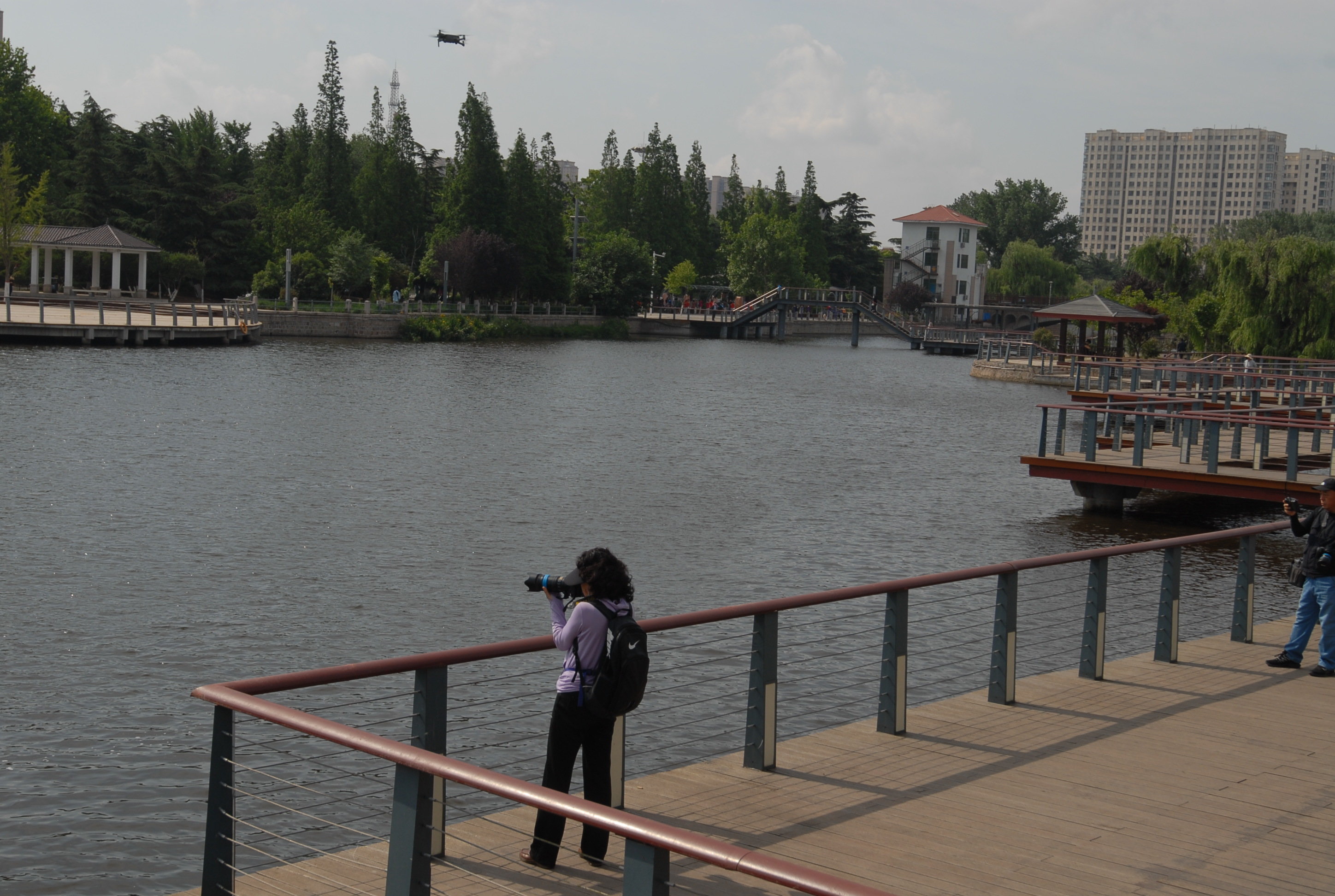 5月25日，摄影爱好者在山东省青岛市即墨区墨水河畔拍照。