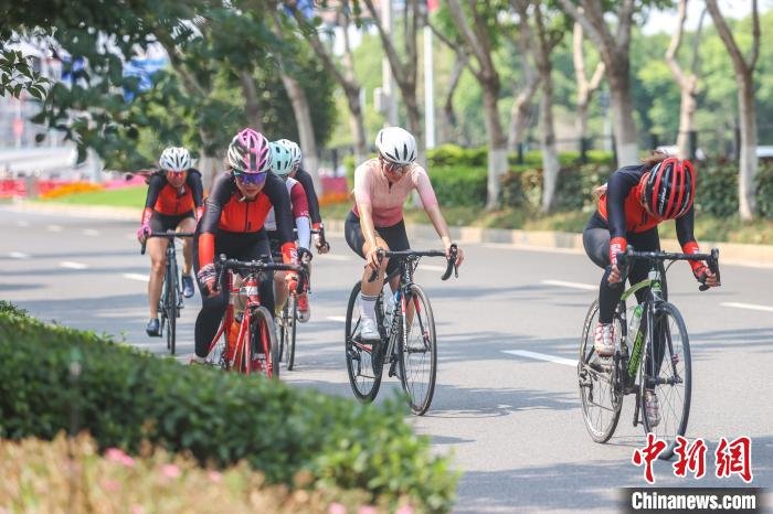 图为几位女子公路精英组选手从城市赛道上驶过。　刘力鑫 摄