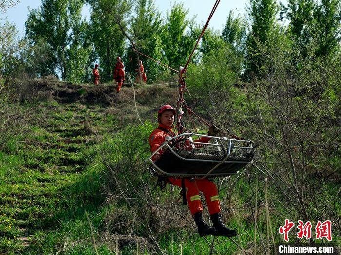 消防救援人员演练通过高空绳索救援被困人员。　宋振豪 摄