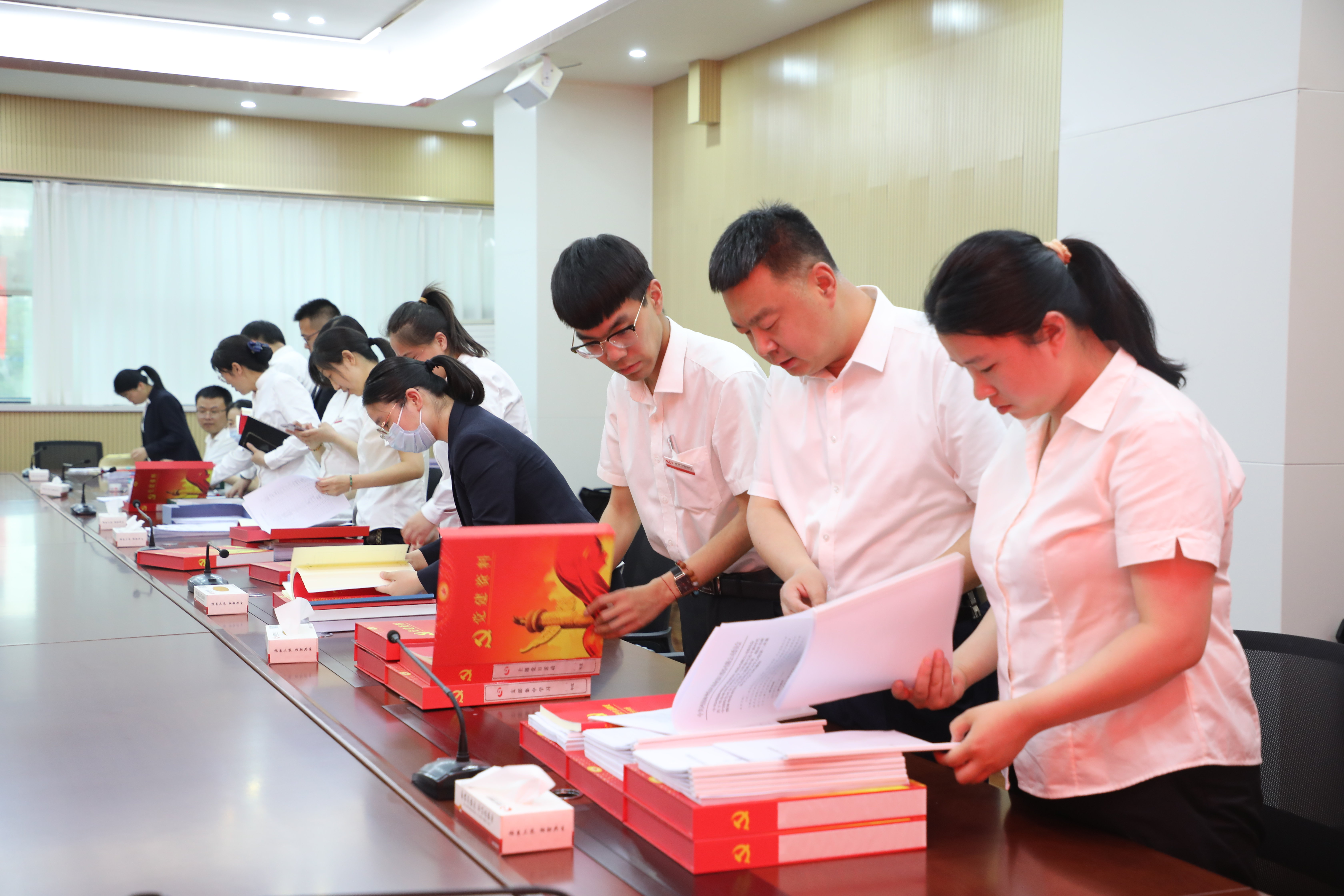 以展促学 以评促优!林州农商银行开展支部党建资料展评活动