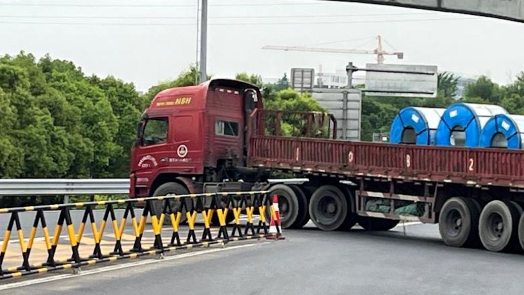载钢卷半挂车被收费站拦停，工作人员掏出装载说明图说服驶离