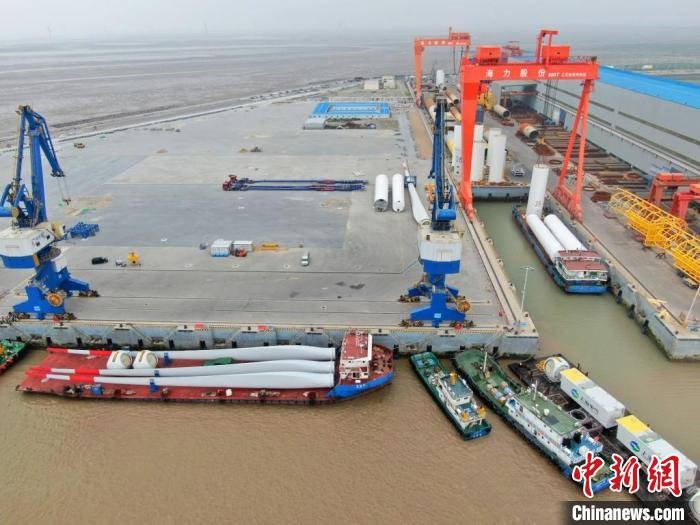 巨大的风能装备从江苏小洋口风电母港出海，运往中国各个海上风电场安装。(资料图) 许丛军 摄