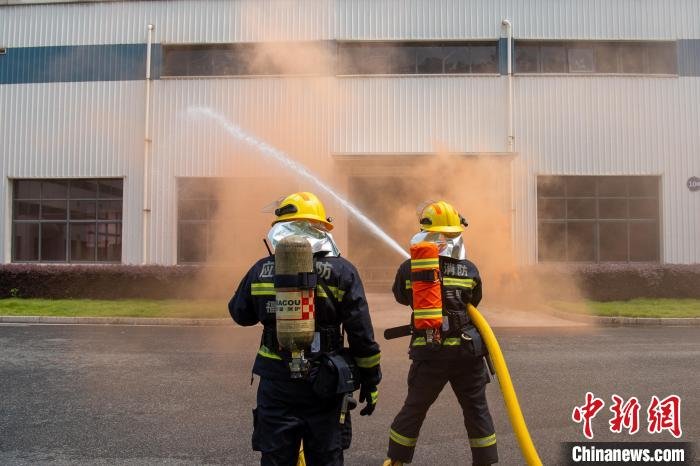 应对厂房仓库火灾频发福建三明开展大跨度空间实战演练