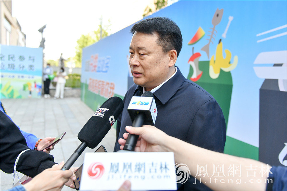 长春市城市管理局局长王世忠接受媒体采访。