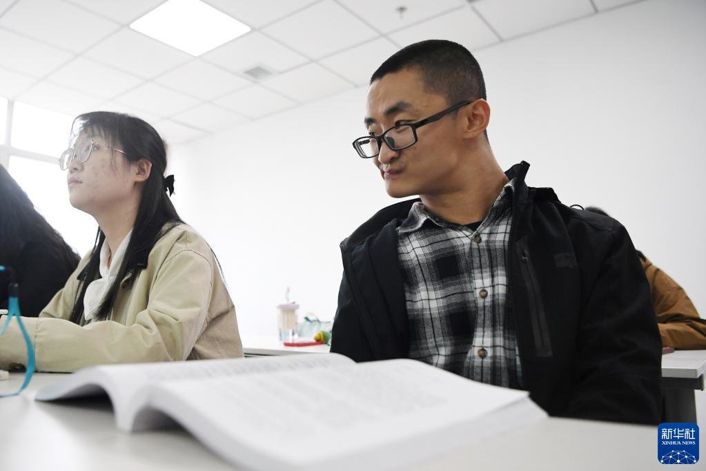 谢炎廷（右）和同学在兰州大学上课（5月10日摄） 新华社记者 陈斌 摄