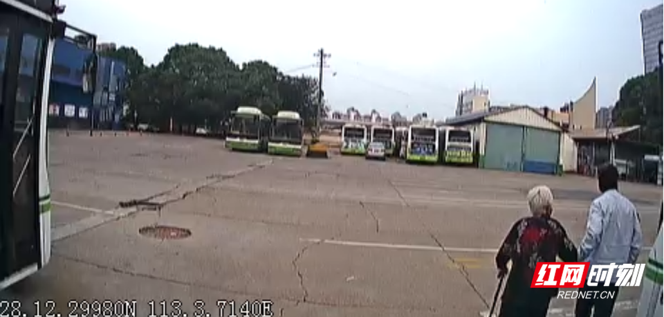 王明武将老人搀扶下车，准备送老人回家。