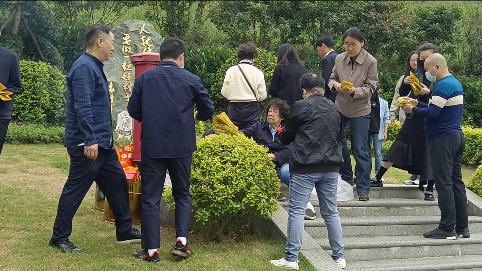 袁隆平院士逝世两周年，夫人携家人前往陵园祭扫，袁老墓前摆满了鲜花