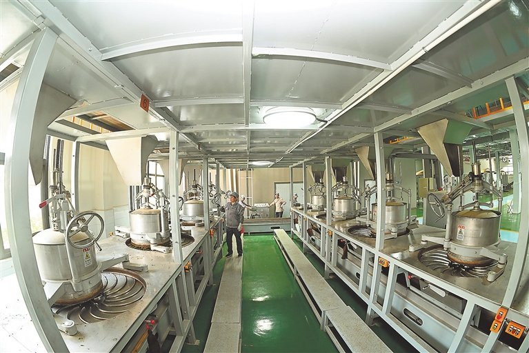 4月21日，在婺源县正稀茗茶有限公司的数字化茶厂内，茶叶揉捻机正有序作业。现代化生产线既提高了茶叶揉捻效率，减少了人工成本，又确保了茶叶揉捻质量。