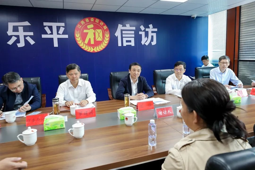 刘锋在乐平市信访局接待来访群众。全媒体记者 刘定远 摄