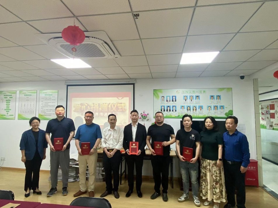 爱心企业家获领荣誉证书。