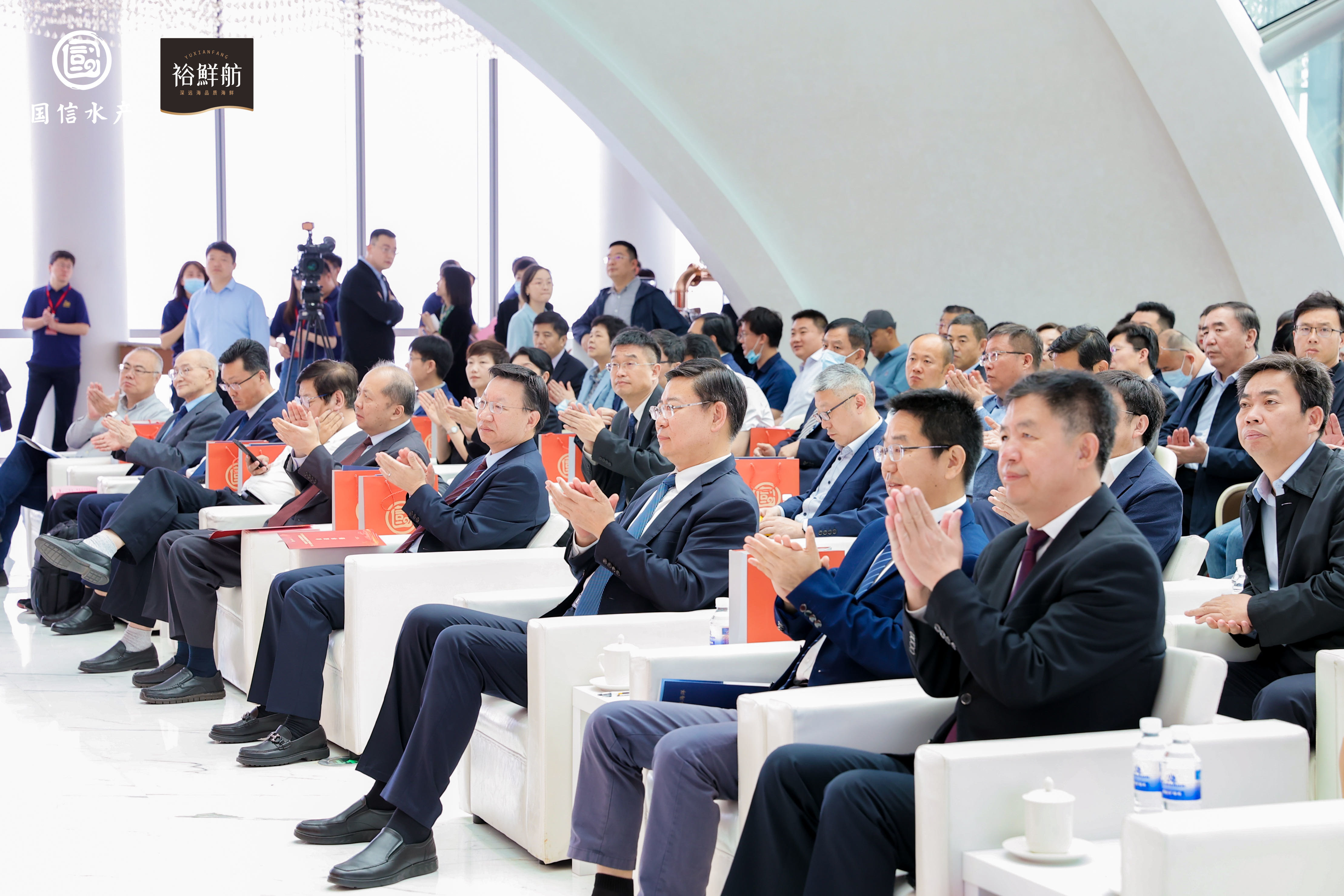 新一代养殖工船来临！ 全球首批15万吨级智慧渔业大型养殖工船“国信2-1号”“国信2-2号”建造签约仪式暨“国信1号”交付运营一周年纪念活动在青举办