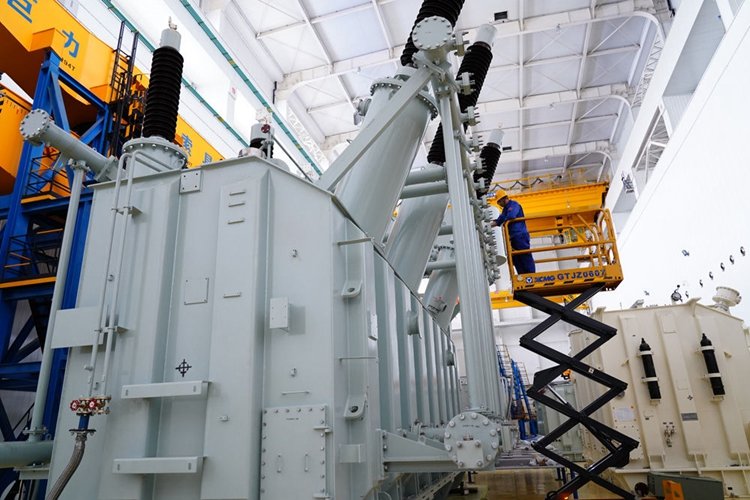 5月19日,秦皇岛开发区一家变压器装备制造企业的工人在生产线上工作。