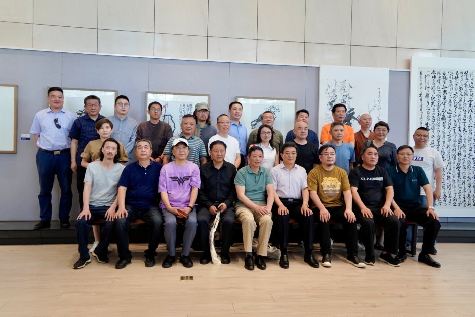 部分观展者与冯沫（前排左一）留影。