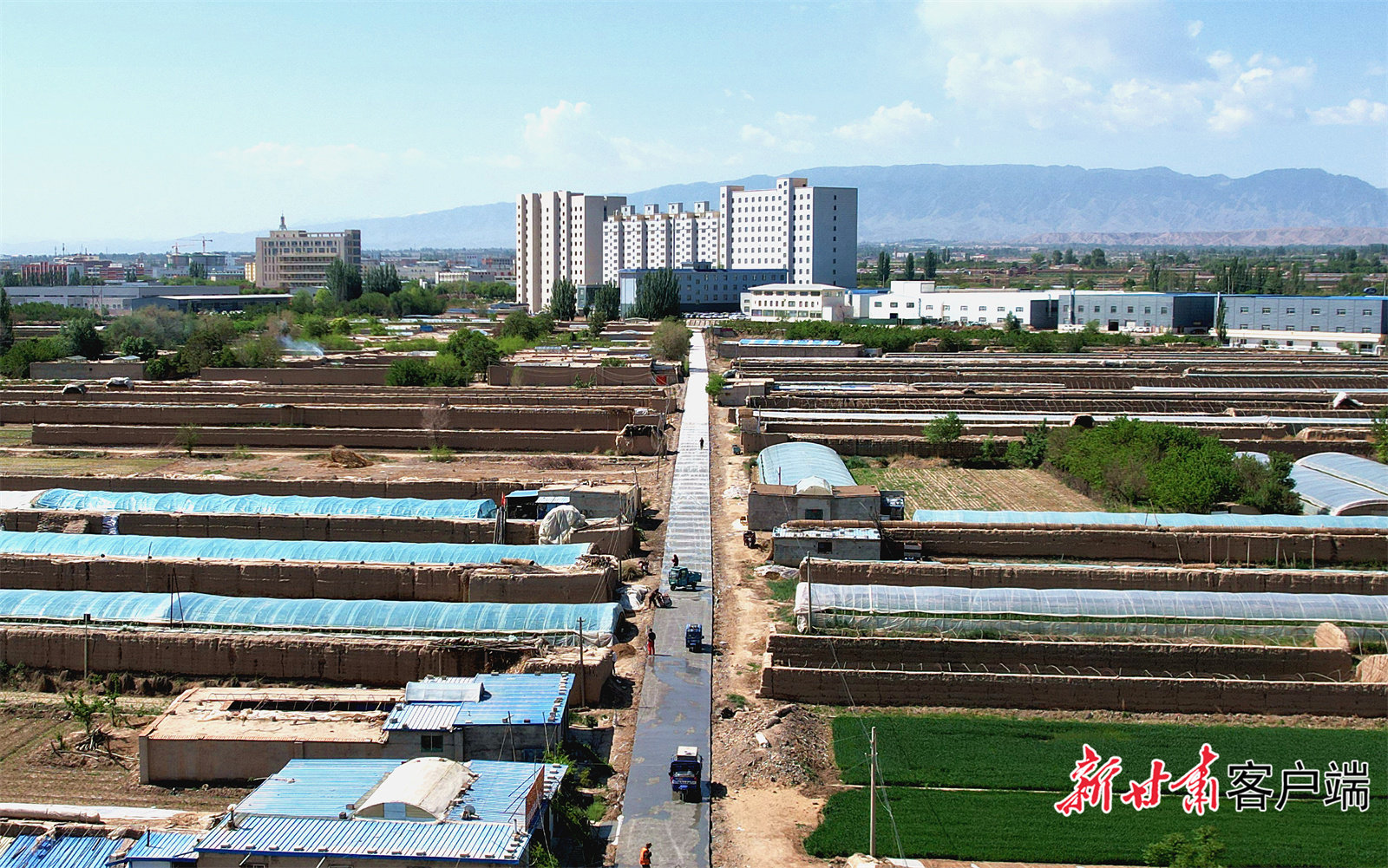 修一条路，美一片景，富一方百姓。新甘肃&middot;甘肃日报记者 金奉乾 摄