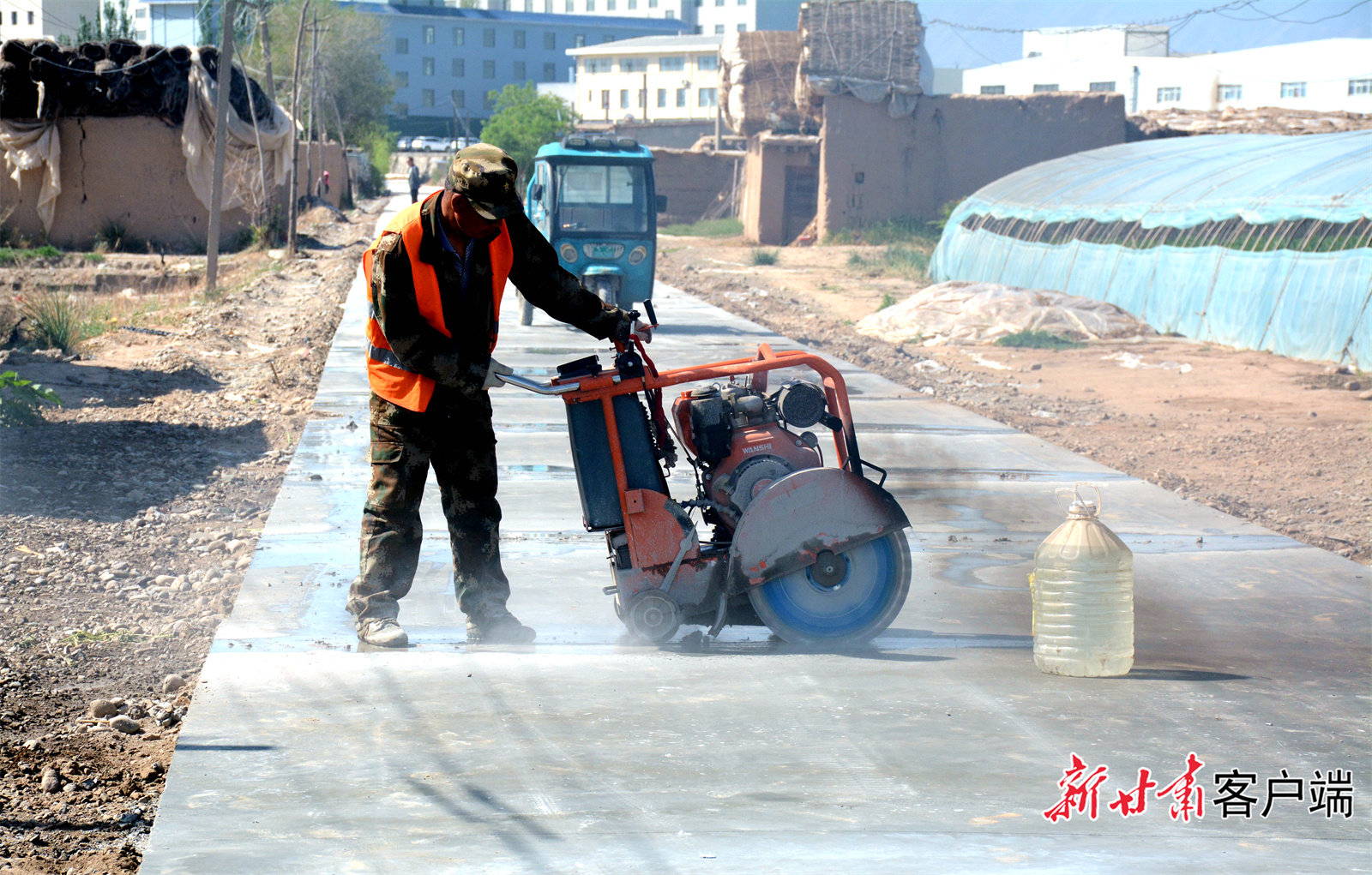 路面切缝作业 新甘肃&middot;甘肃日报记者 金奉乾 摄