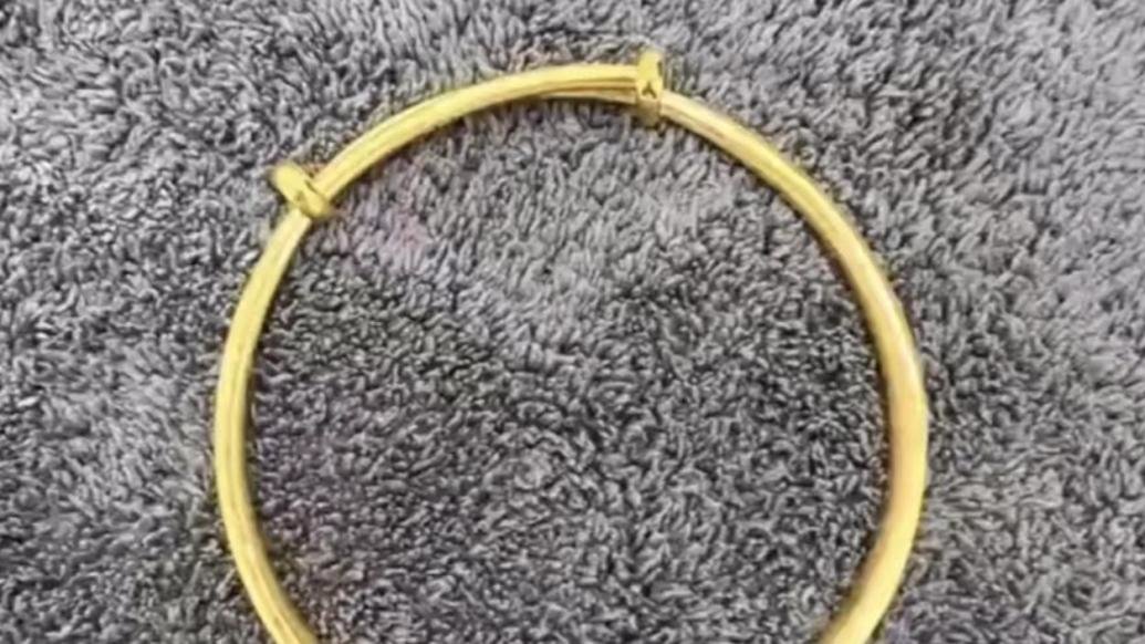 女子让快递小哥将包裹送至无人看管驿站，偷偷拿走后报警