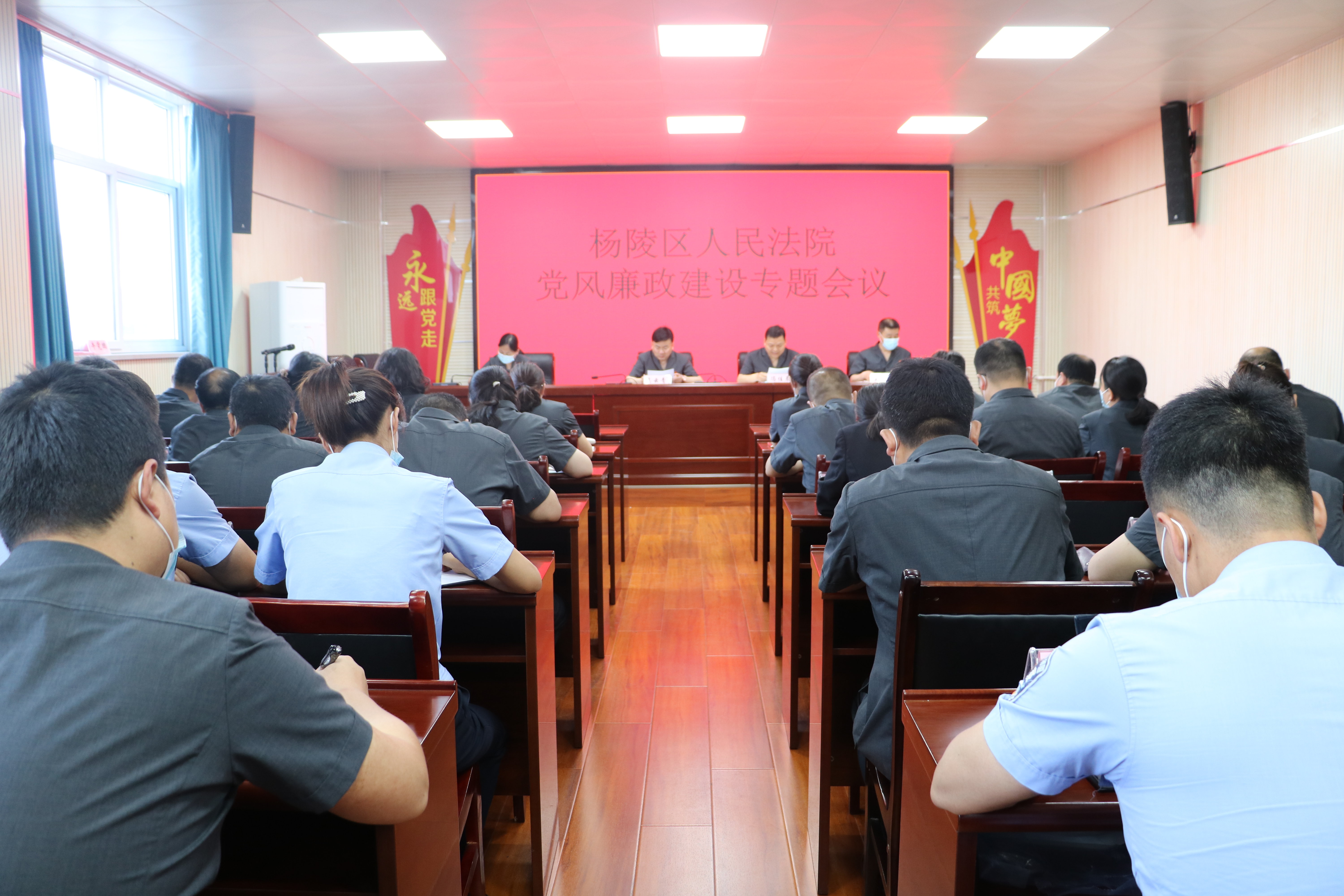 杨陵区纪委监委派驻区法院纪检监察组组长、党组成员朱大勇为全院干警作党课辅导