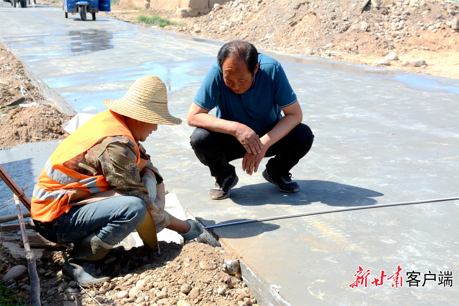 测量路面宽度 新甘肃&middot;甘肃日报记者 金奉乾 摄