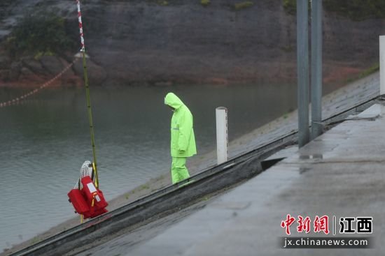 图为江西省上饶市信州区茅家岭街道周田水库工作人员正在巡逻。许南平 摄