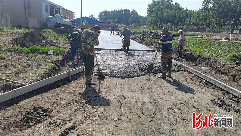 图1：图为唐山市丰润区新军屯镇农村道路硬化工程施工现场。.jpg