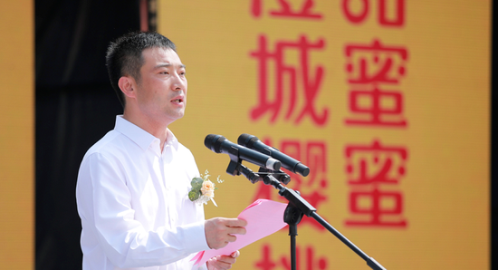 澄城县县长张旭在启动仪式上作产业推介.