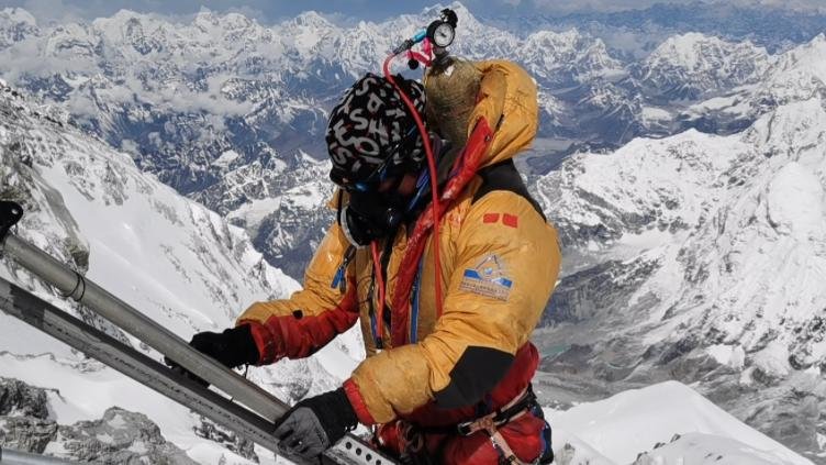 2023“巅峰使命”珠峰科考登山队员成功登顶