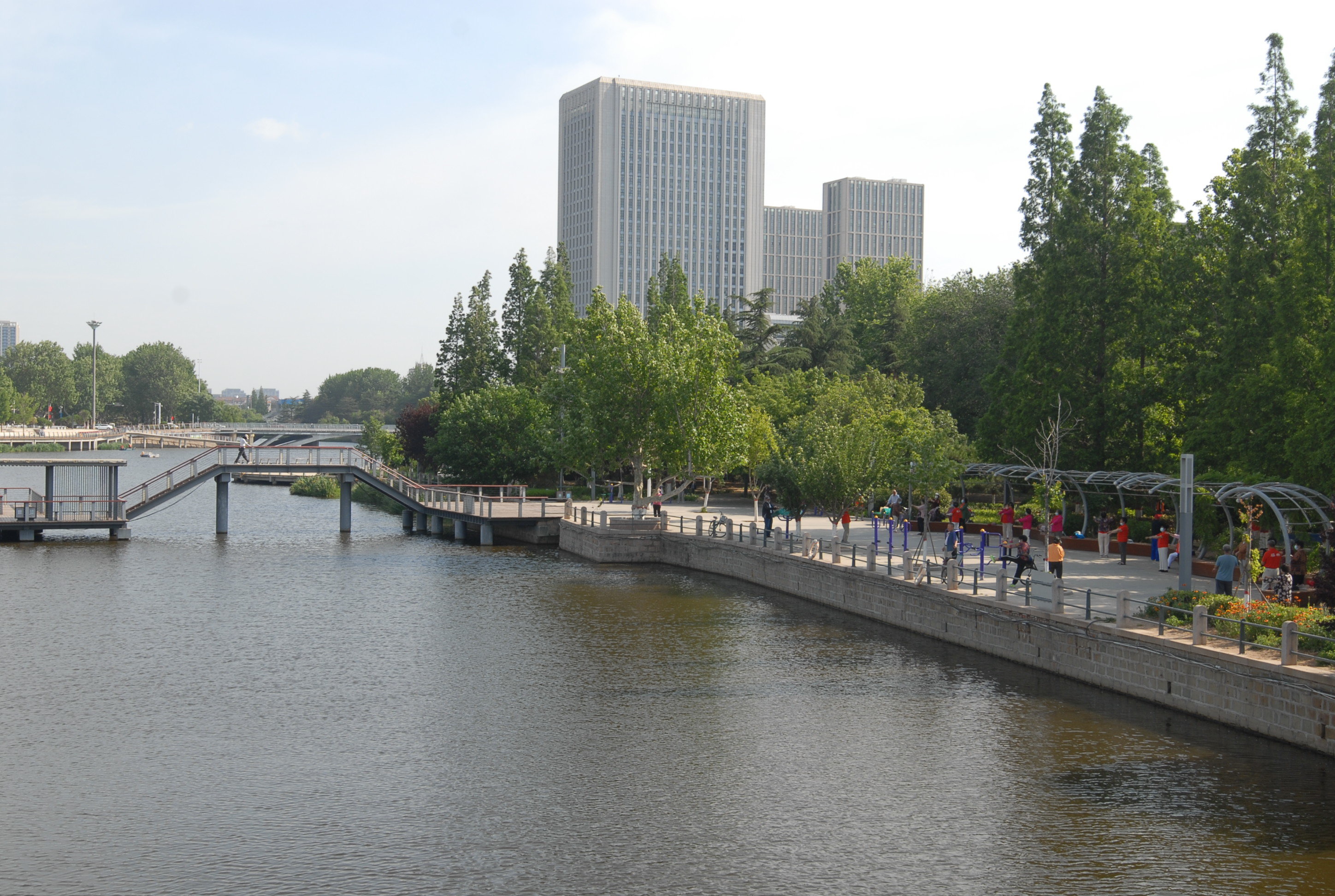 5月25日，市民在山东省青岛市即墨区城中河-墨水河畔锻炼身体。