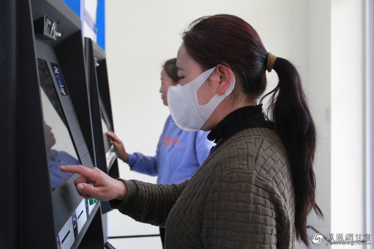 纳税人在甘肃省甘南州合作市税务局办税服务厅使用智慧办税设备自助办理业务 马斌 摄