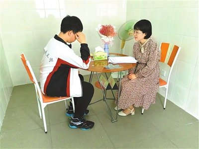 学生在进行考前心理咨询。小萍 摄