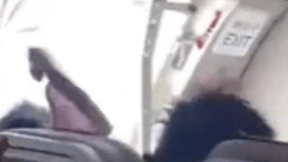 韩亚航空客机舱门在空中打开，部分乘客晕倒