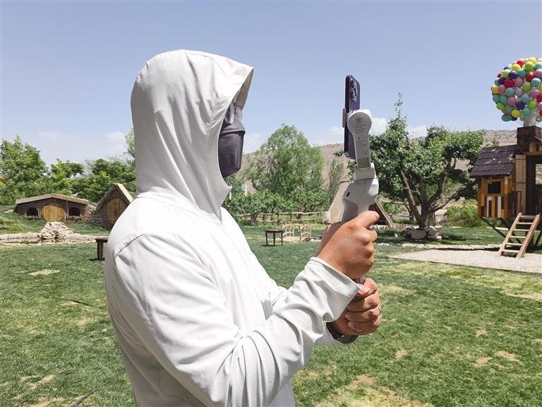 工作人员在农家乐中直播