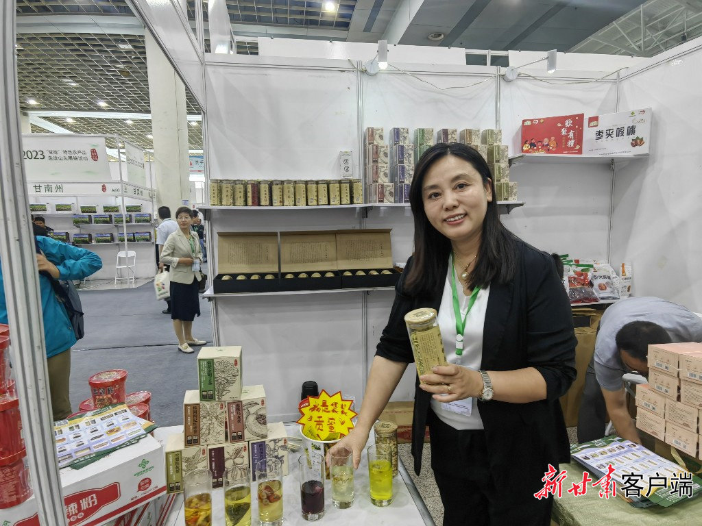 天津瑞农农业科技有限公司在甘肃宁县投资建厂，生产的金银花茶在此次展会上展出。