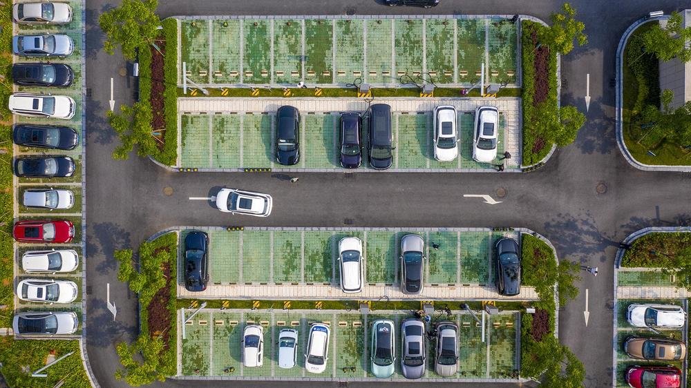 5月19日，俯瞰高安市瑞泰广场CDE写字楼停车场新建的新能源汽车充电站。