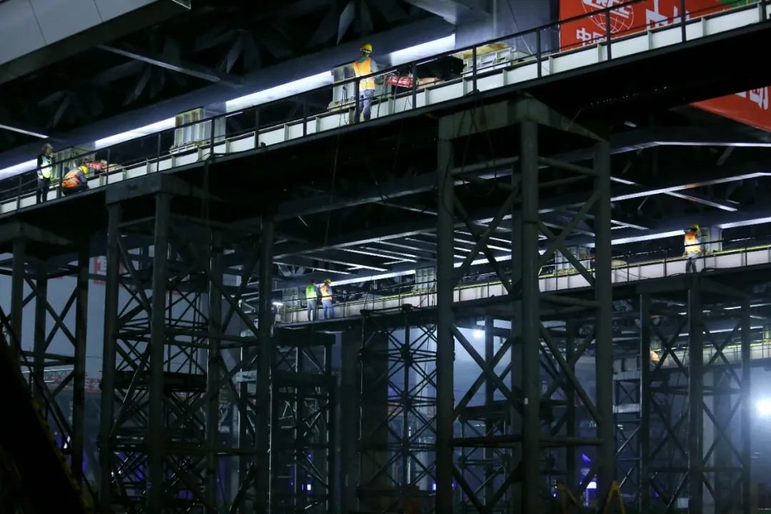 世界首例！创下四项世界纪录！庐山站“钢铁巨无霸”顶推成功