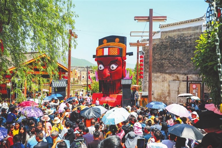 大型沉浸式实景演出《流芳》吸引众多游客。 江西日报全媒体首席记者 余红举摄