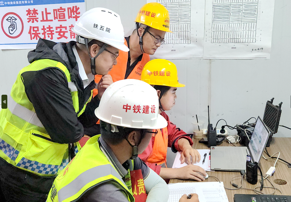 顶推过程中，技术人员实时监测各点位数据。刘强摄