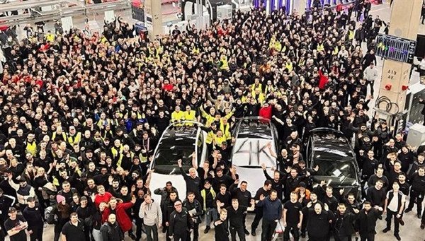用上比亚迪刀片电池 新款特斯拉Model Y海外下线:充电超猛