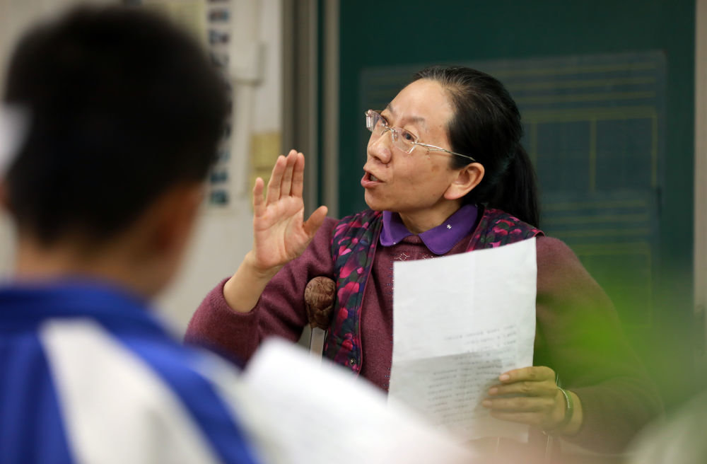 从代课老师到全国优秀教师她拄着双拐坚守讲台40年