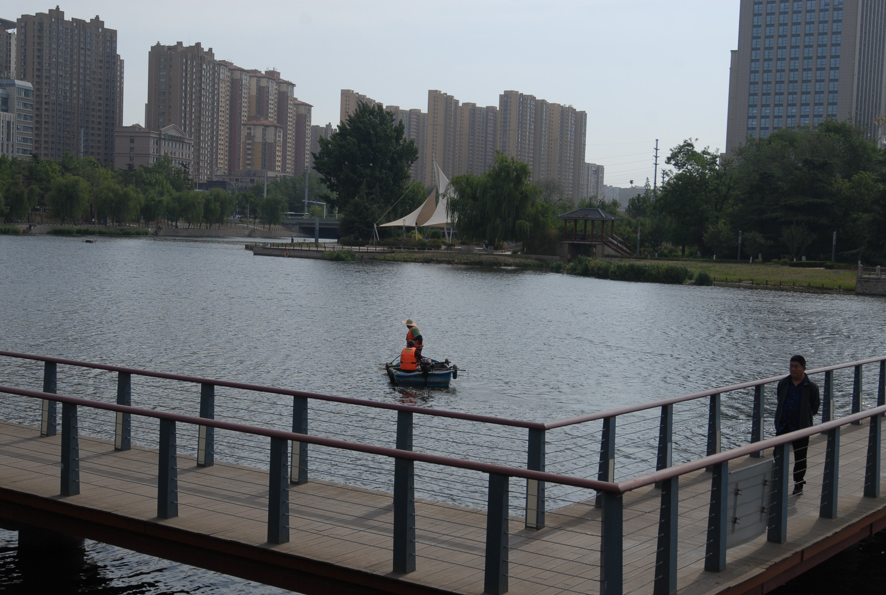 5月25日，环卫工人在山东省青岛市即墨区墨水河清理河中垃圾。