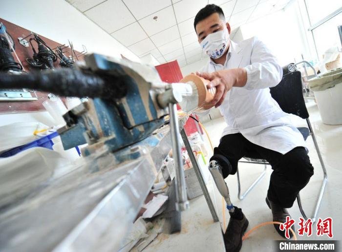 做假肢的残疾人技师：理解肢残人士之苦助他们重拾生活信心
